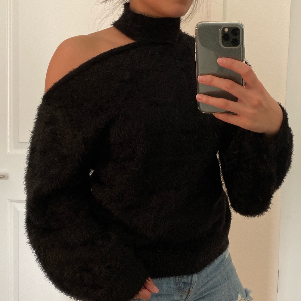 eggie Cutout Sweater in black